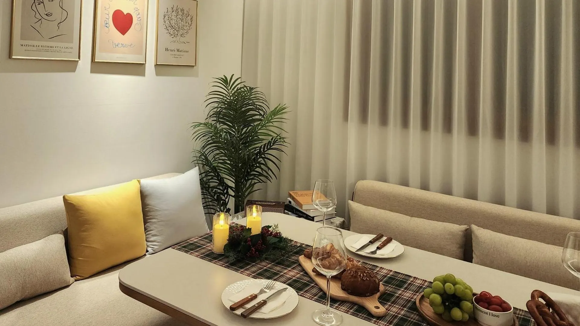 #New Open Sale#1 Stop To Hongdae Subway#3Room 4Bed 2Bathtoom#Cozy Rooftop#Free Luggage Keeping#Free Parking#Close To K-Pop Studio#Many Restaurants Seúl Corea del Sur