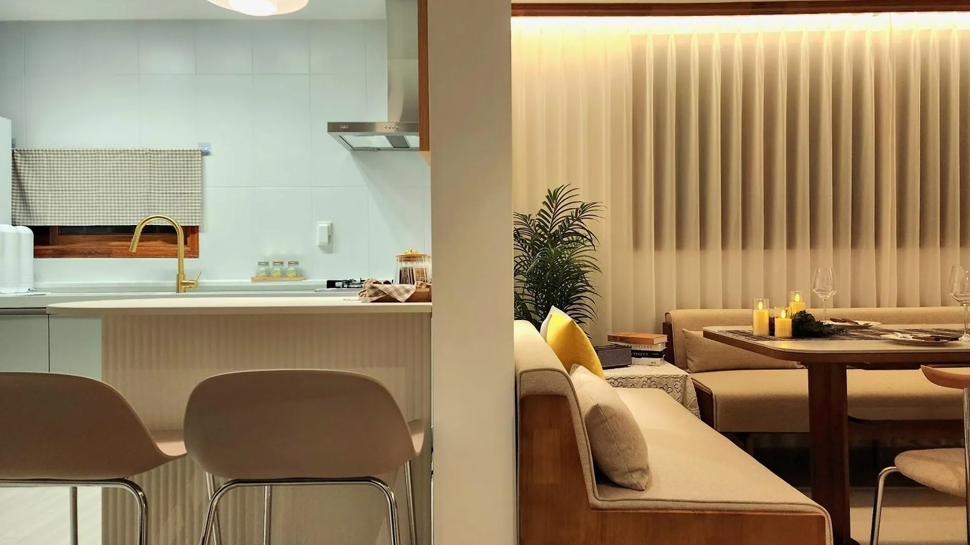 #New Open Sale#1 Stop To Hongdae Subway#3Room 4Bed 2Bathtoom#Cozy Rooftop#Free Luggage Keeping#Free Parking#Close To K-Pop Studio#Many Restaurants Seúl