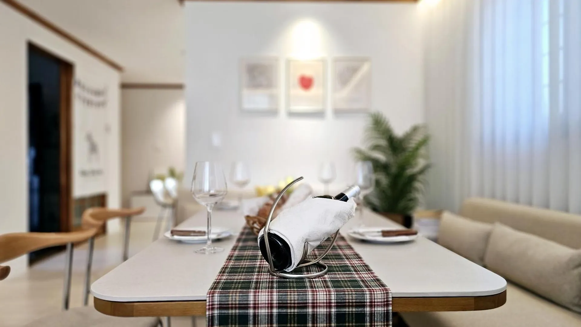 #New Open Sale#1 Stop To Hongdae Subway#3Room 4Bed 2Bathtoom#Cozy Rooftop#Free Luggage Keeping#Free Parking#Close To K-Pop Studio#Many Restaurants Seúl