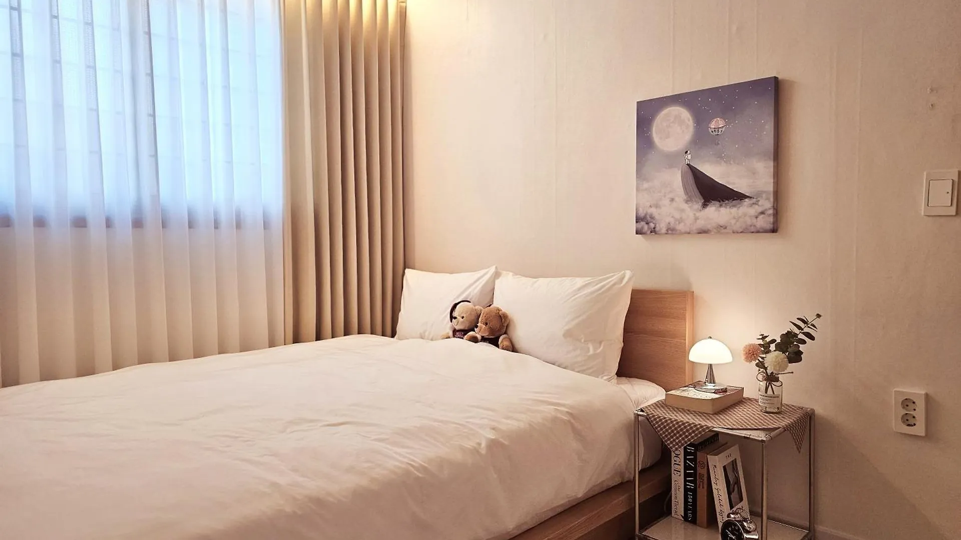Apartamento #New Open Sale#1 Stop To Hongdae Subway#3Room 4Bed 2Bathtoom#Cozy Rooftop#Free Luggage Keeping#Free Parking#Close To K-Pop Studio#Many Restaurants Seúl