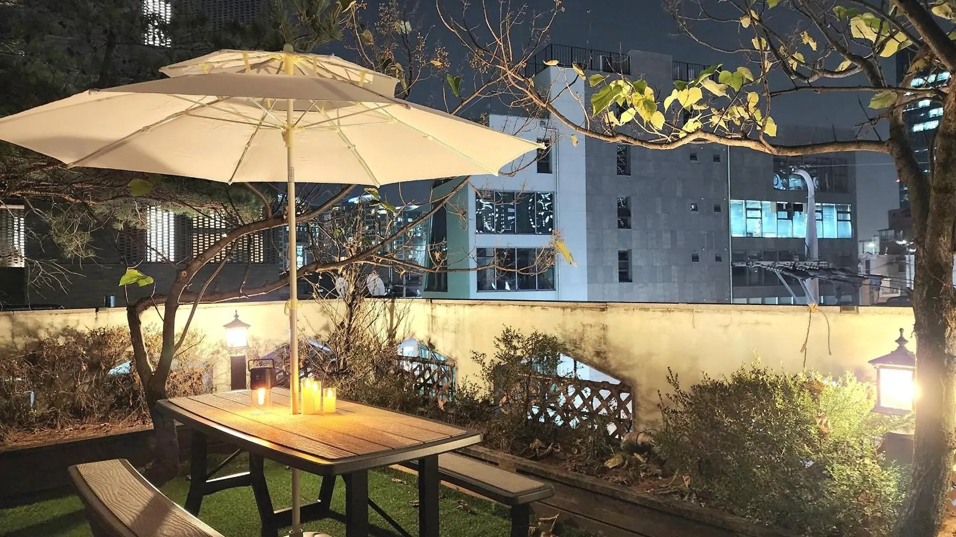 #New Open Sale#1 Stop To Hongdae Subway#3Room 4Bed 2Bathtoom#Cozy Rooftop#Free Luggage Keeping#Free Parking#Close To K-Pop Studio#Many Restaurants Seúl Apartamento
