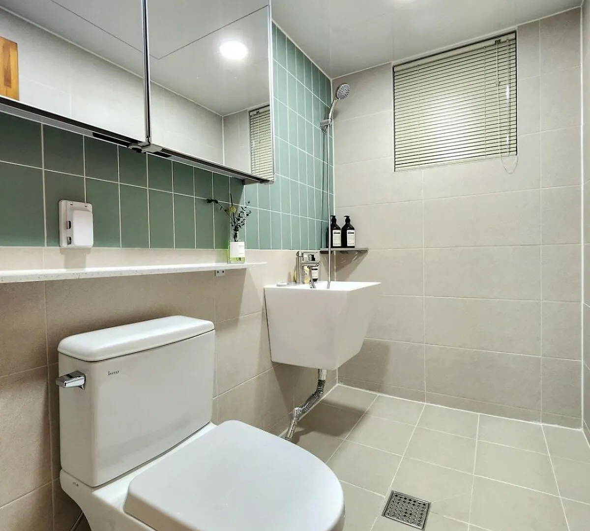 Apartamento #New Open Sale#1 Stop To Hongdae Subway#3Room 4Bed 2Bathtoom#Cozy Rooftop#Free Luggage Keeping#Free Parking#Close To K-Pop Studio#Many Restaurants Seúl
