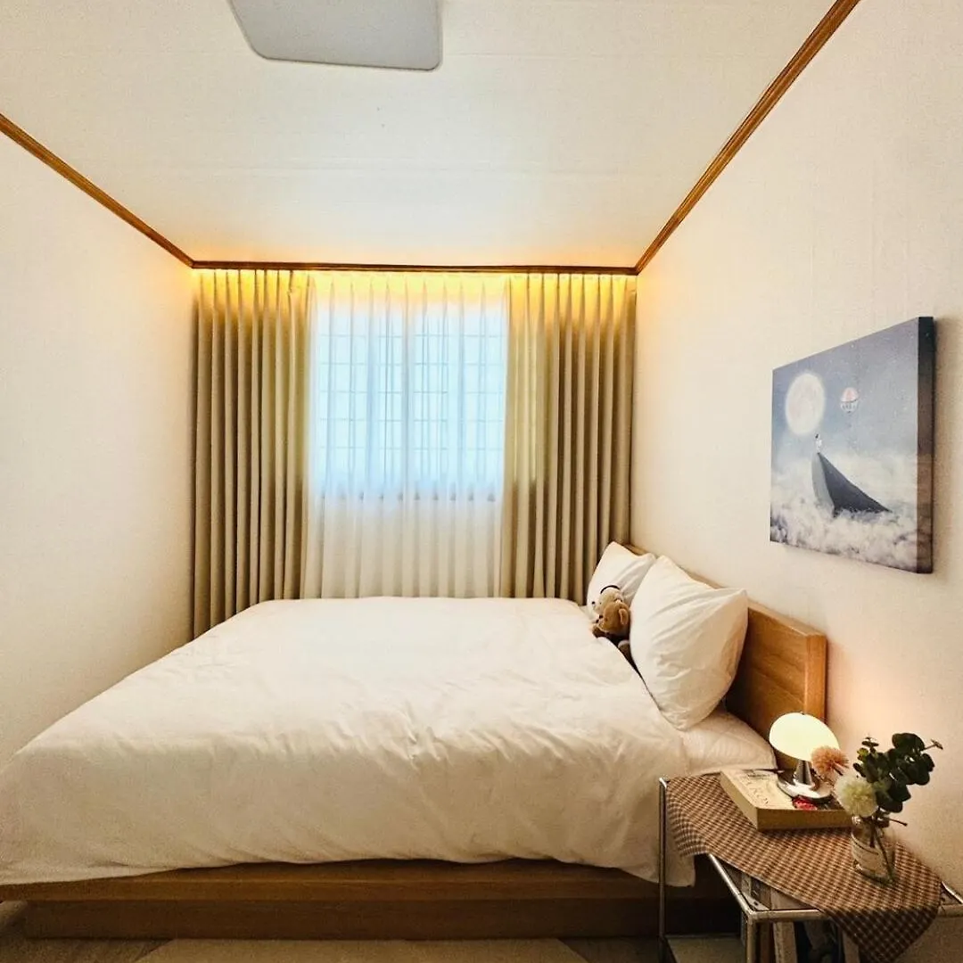 #New Open Sale#1 Stop To Hongdae Subway#3Room 4Bed 2Bathtoom#Cozy Rooftop#Free Luggage Keeping#Free Parking#Close To K-Pop Studio#Many Restaurants Seúl