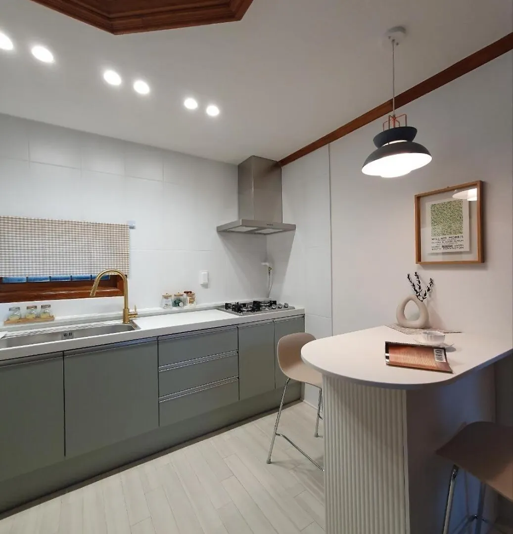 #New Open Sale#1 Stop To Hongdae Subway#3Room 4Bed 2Bathtoom#Cozy Rooftop#Free Luggage Keeping#Free Parking#Close To K-Pop Studio#Many Restaurants Seúl
