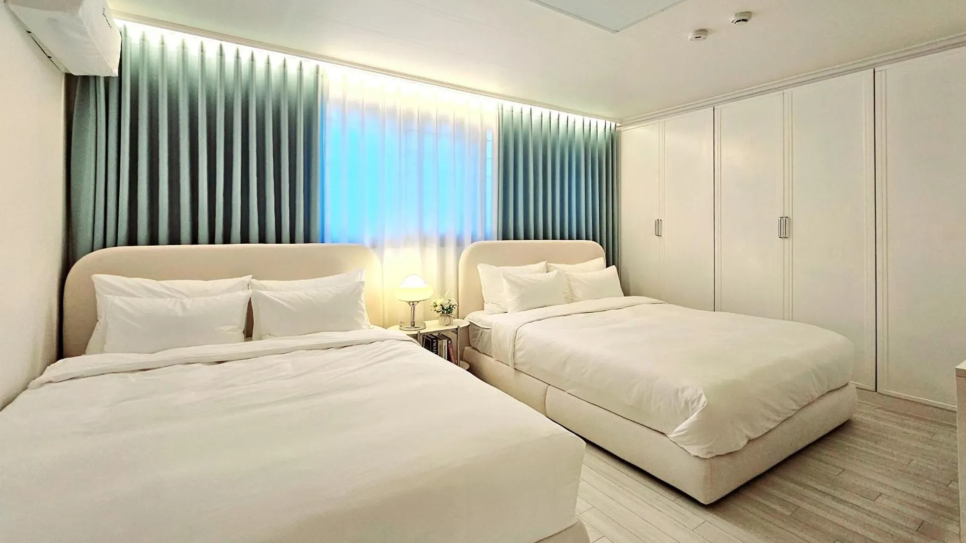 Lägenhet #New Open Sale#1 Stop To Hongdae Subway#3Room 4Bed 2Bathtoom#Cozy Rooftop#Free Luggage Keeping#Free Parking#Close To K-Pop Studio#Many Restaurants Seoul