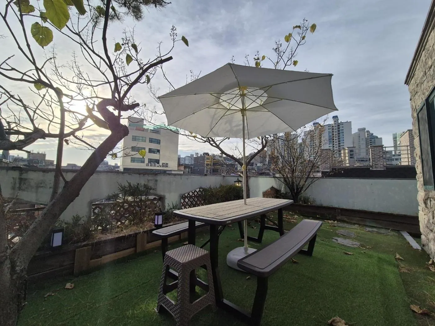 #New Open Sale#1 Stop To Hongdae Subway#3Room 4Bed 2Bathtoom#Cozy Rooftop#Free Luggage Keeping#Free Parking#Close To K-Pop Studio#Many Restaurants Seoul