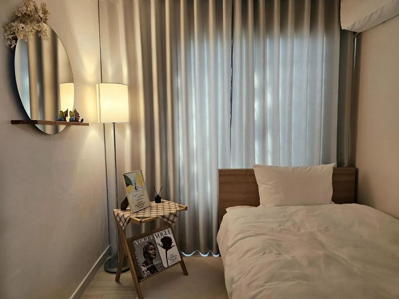 Lägenhet #New Open Sale#1 Stop To Hongdae Subway#3Room 4Bed 2Bathtoom#Cozy Rooftop#Free Luggage Keeping#Free Parking#Close To K-Pop Studio#Many Restaurants Seoul