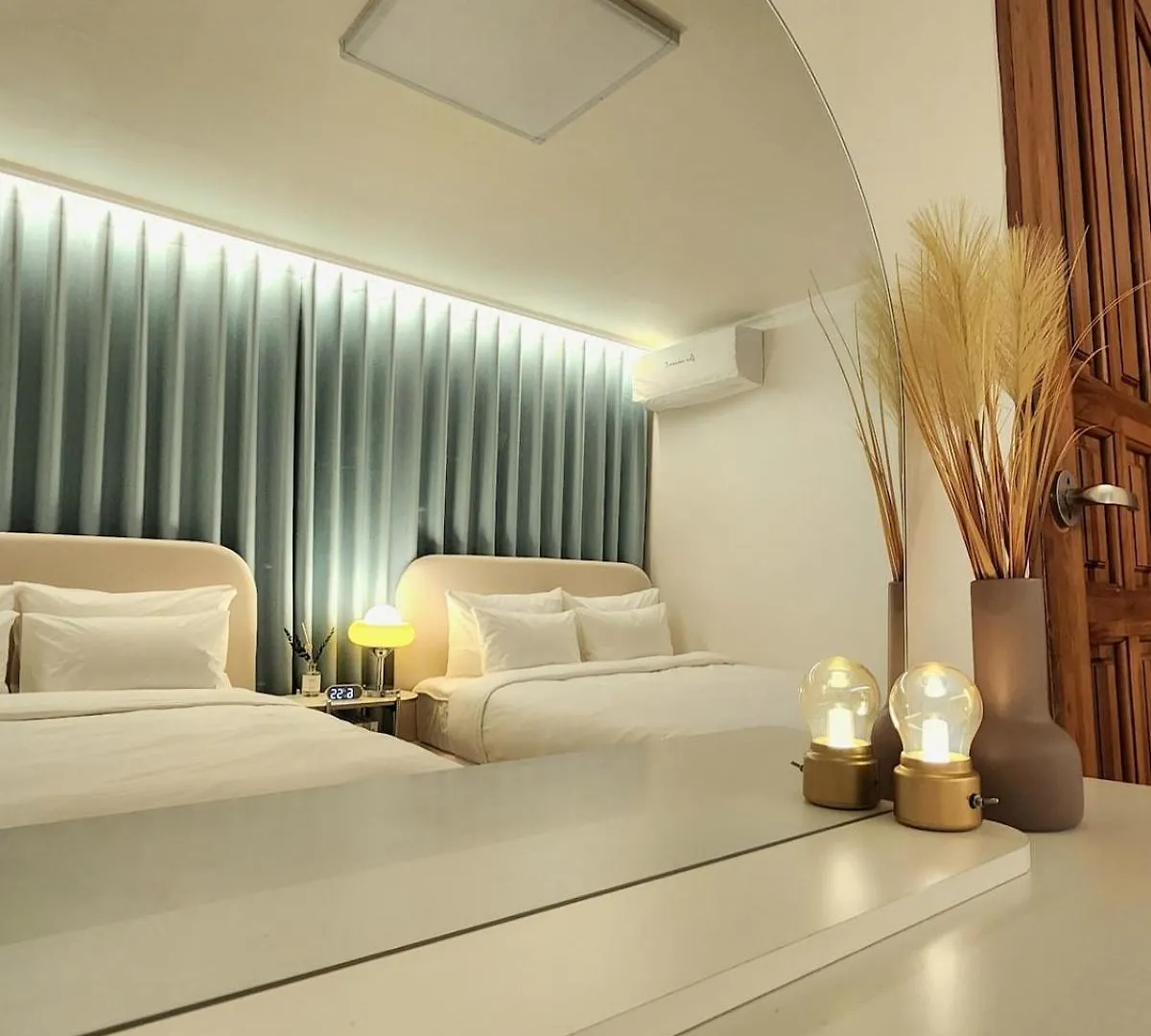 Lägenhet #New Open Sale#1 Stop To Hongdae Subway#3Room 4Bed 2Bathtoom#Cozy Rooftop#Free Luggage Keeping#Free Parking#Close To K-Pop Studio#Many Restaurants Seoul
